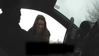 Una ragazza viene sc ...